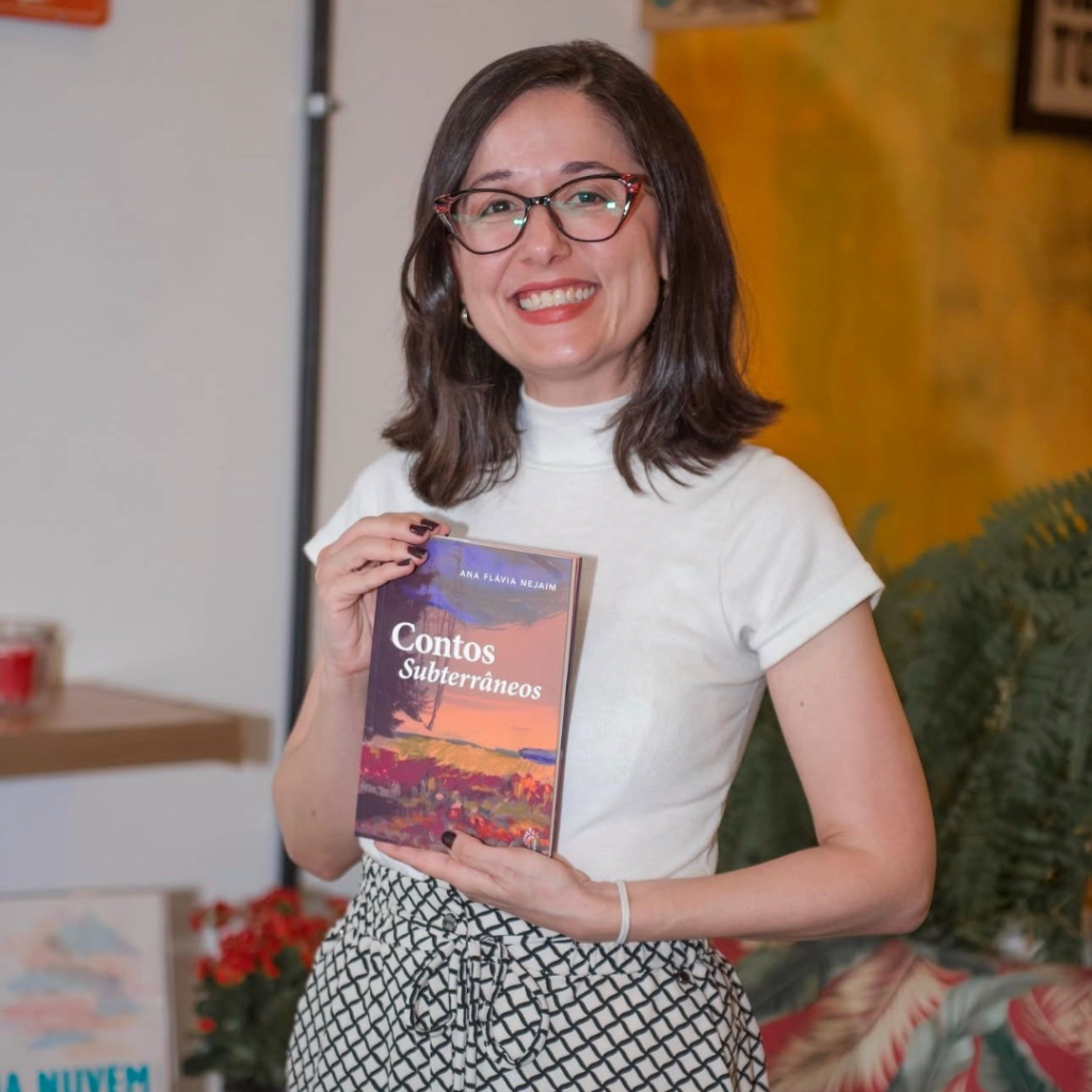 Ana Nejaim com seu livro de contos Contos Subterrâneos